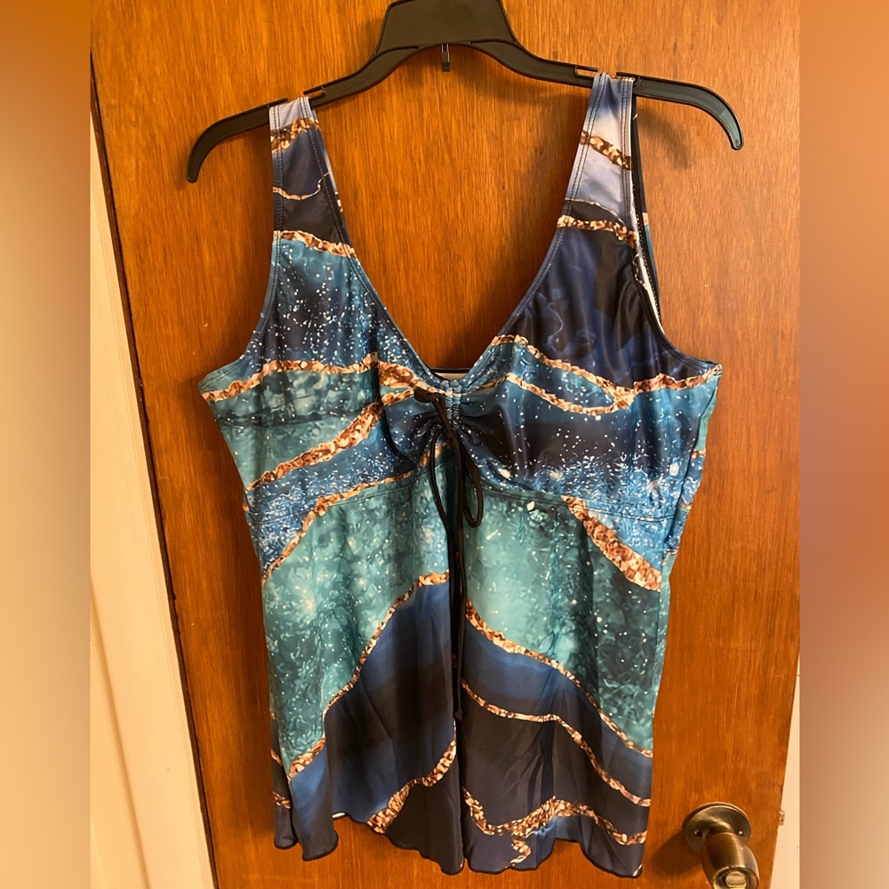 NWOT beautiful patterned tankini top, size 2X
